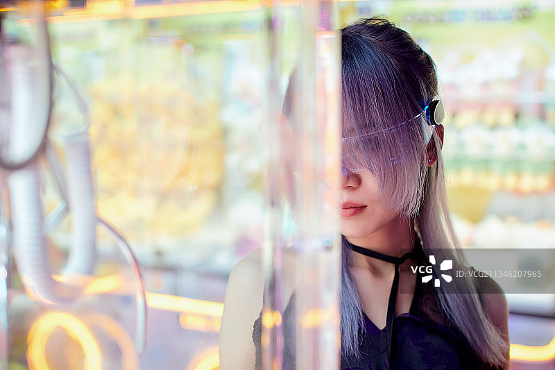 在电子游戏娱乐城玩耍的亚洲时尚少女图片素材