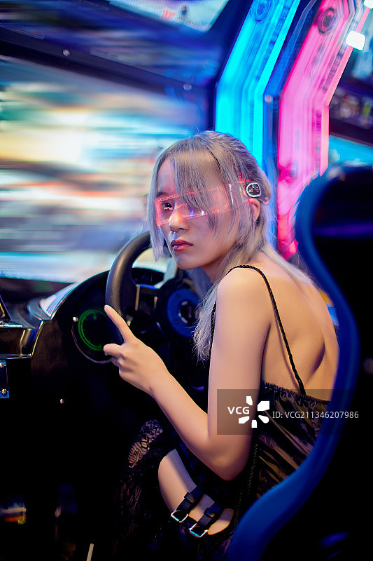 在电子游戏娱乐城玩耍的亚洲时尚少女图片素材