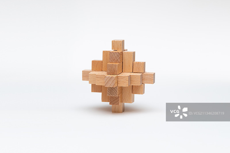 中国传统益智木玩具鲁班锁孔明锁图片素材