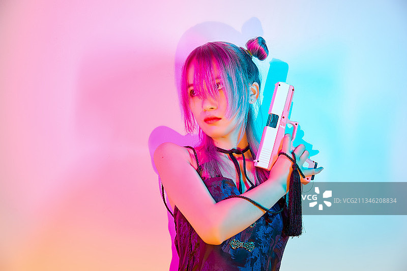 国潮风混搭赛博朋克风格的亚洲旗袍少女图片素材