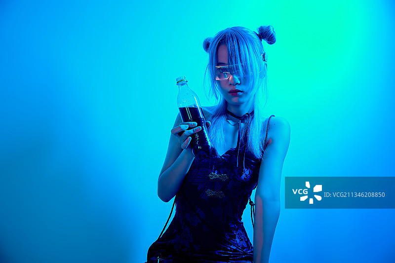 国潮风混搭赛博朋克风格的亚洲旗袍少女图片素材