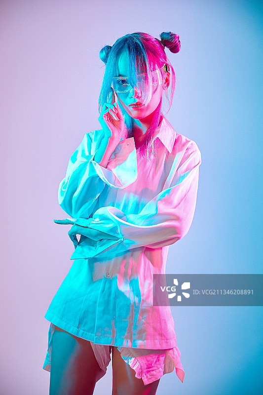 赛博朋克风格的亚洲二次元少女图片素材