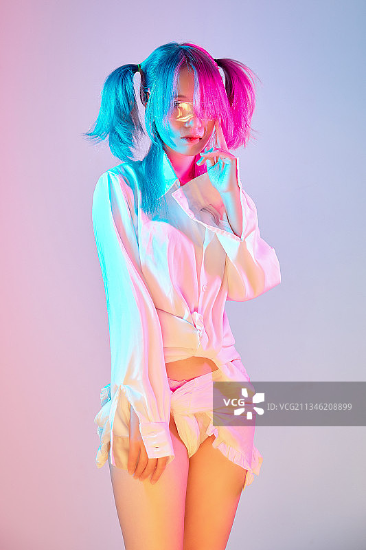 赛博朋克风格的亚洲二次元少女图片素材