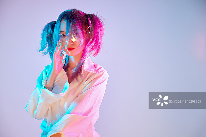 赛博朋克风格的亚洲二次元少女图片素材