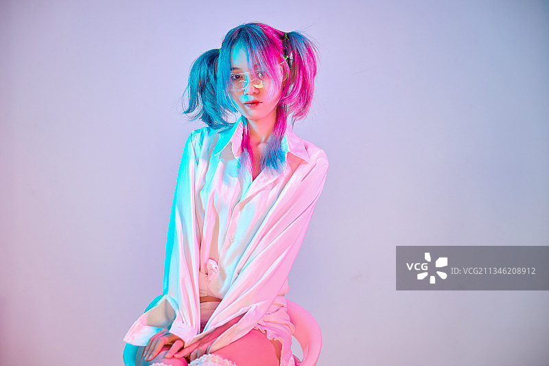 赛博朋克风格的亚洲二次元少女图片素材