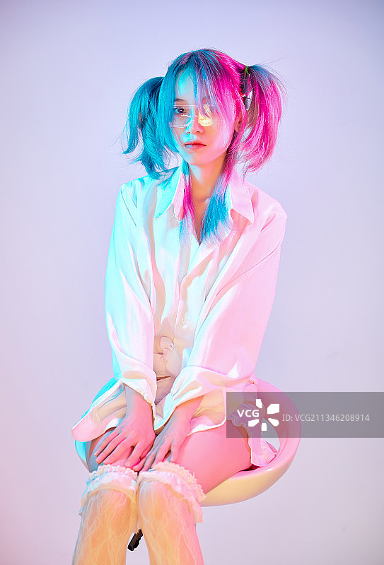 赛博朋克风格的亚洲二次元少女图片素材