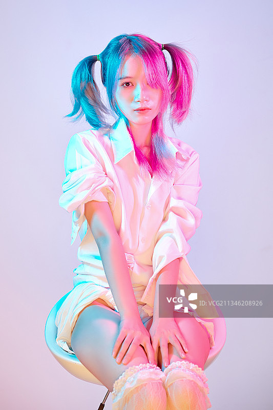 赛博朋克风格的亚洲二次元少女图片素材