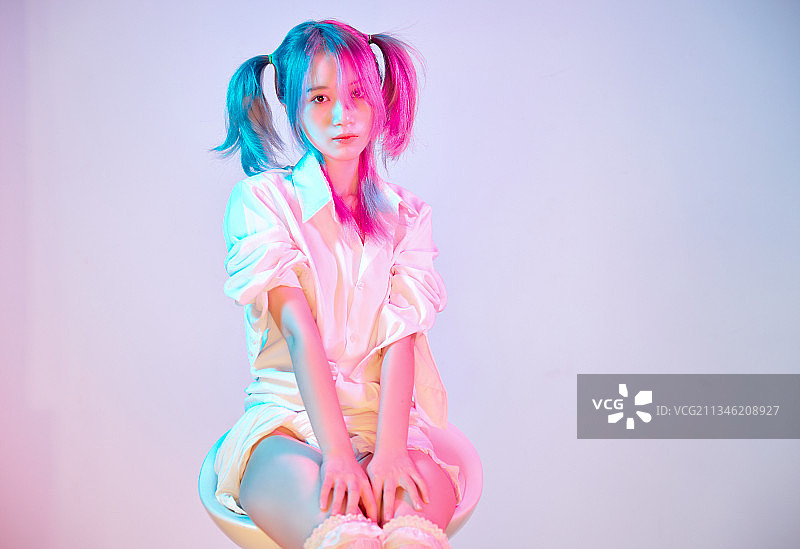 赛博朋克风格的亚洲二次元少女图片素材