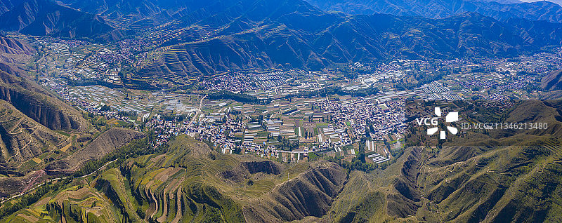 航拍视角下的美丽乡村图片素材