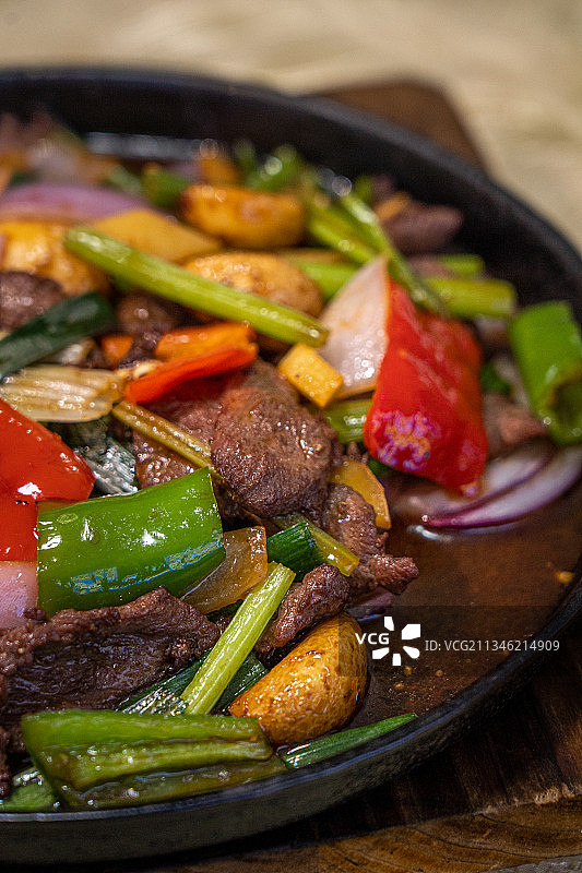 广东传统必点主菜铁板牛肉图片素材