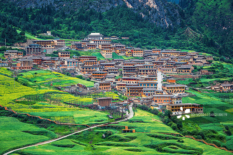 扎尕那藏寨，依山而建，梯田相伴左右，乃世外桃源之景象。图片素材