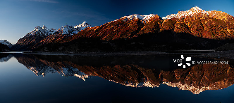 宁静的然乌湖图片素材