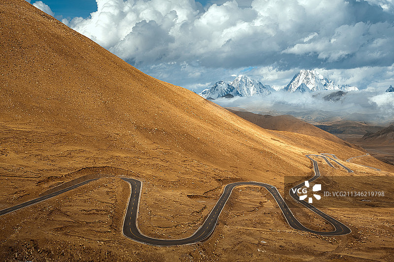 蜿蜒曲折的雪山公路图片素材