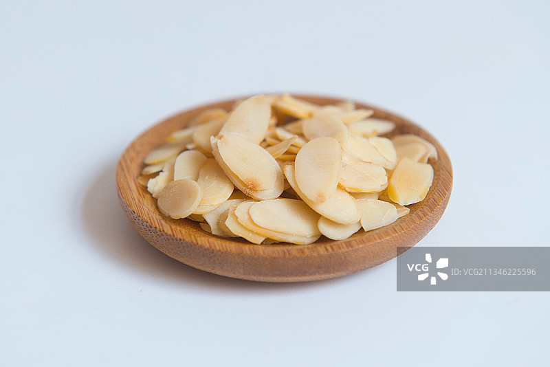 木碗里的杏仁片图片素材