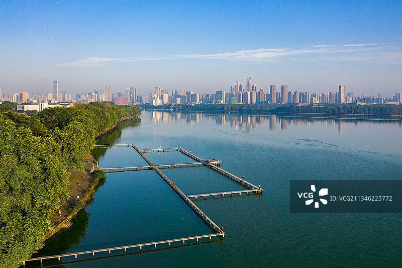 武汉市武汉大学东湖凌波门游泳场图片素材