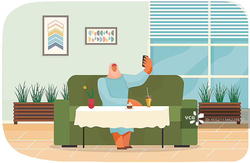 在餐厅自拍的女人，有食物和饮料图片素材