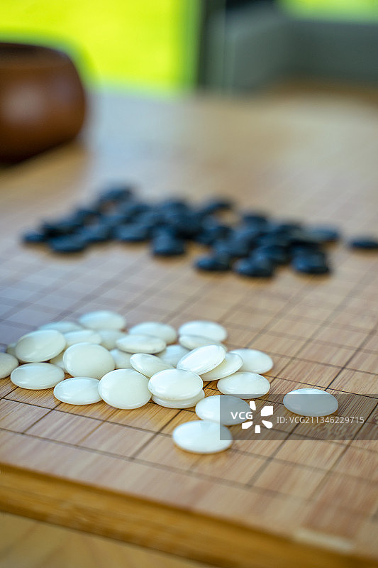 棋盘上的围棋棋子图片素材