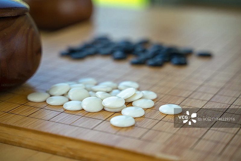 棋盘上的围棋棋子图片素材
