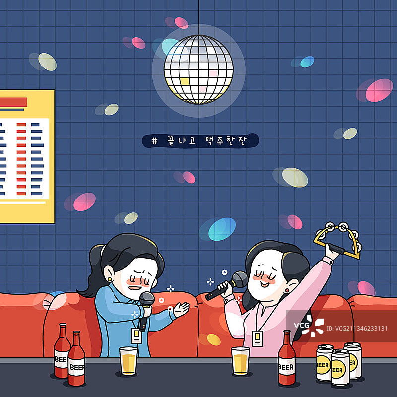两位女人在卡拉OK喝啤酒图片素材
