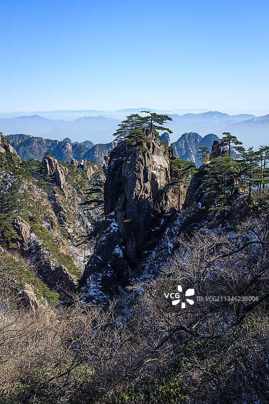 初冬第一场雪的安徽黄山图片素材