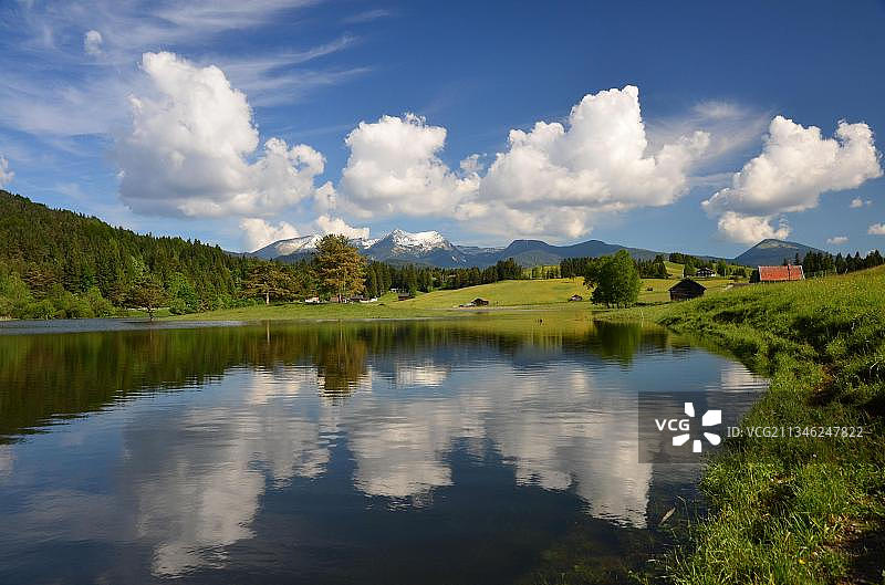 德国上巴伐利亚阿尔卑斯山麓夏季风光图片素材