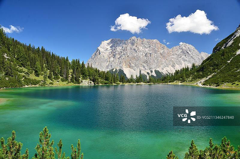 奥地利蒂罗尔埃尔瓦尔德阿尔姆的夏季山间湖泊图片素材