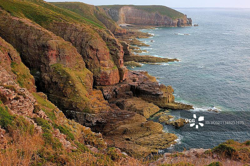 法国布列塔尼弗雷埃尔海岬附近的悬崖海岸图片素材