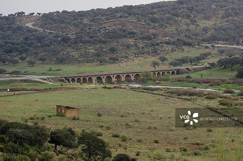 特鲁希略附近的阿尔蒙特河上的罗马式桥梁图片素材