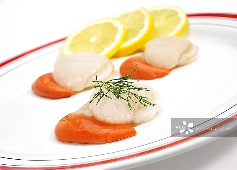 搭配莳萝和黄柠檬的新鲜扇贝图片素材
