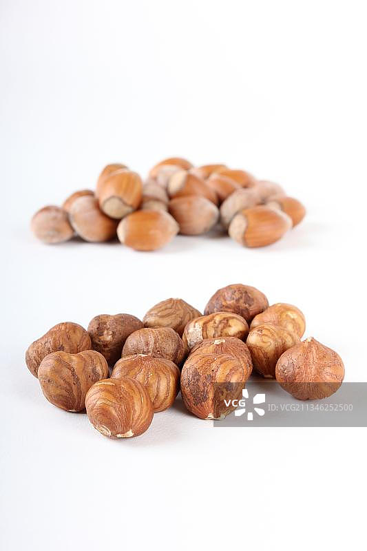 带壳和去皮的榛子图片素材