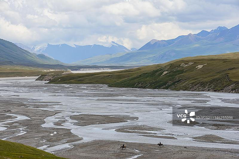 亚洲吉尔吉斯斯坦伊塞克湖州萨雷贾兹山谷的河流图片素材