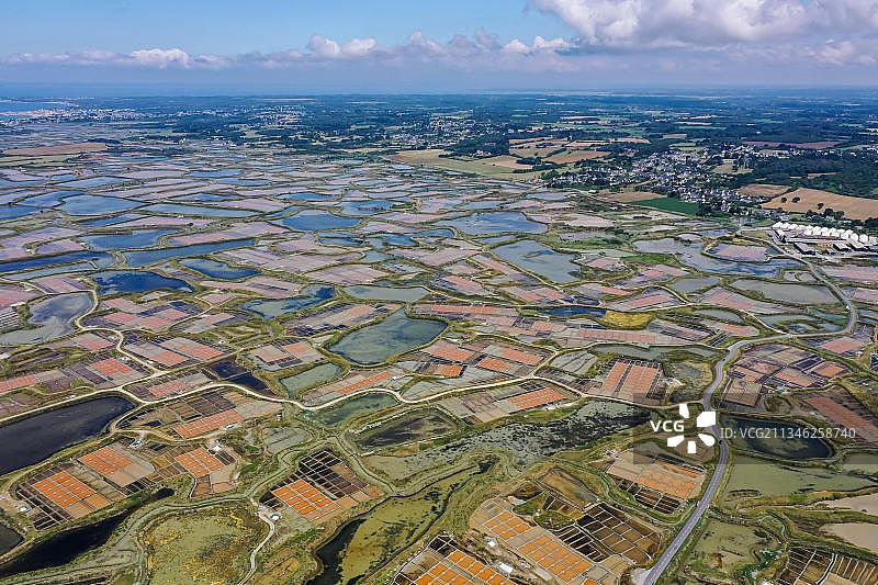 从大西洋到大陆的盖朗德盐沼、盐田和独立盐山的鸟瞰图图片素材