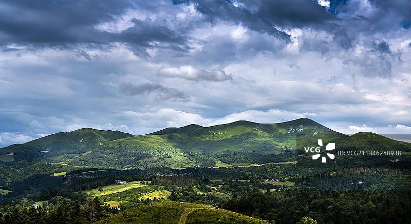 多尔山风光，位于奥弗涅火山自然公园，多姆山省，奥弗涅-罗讷-阿尔卑斯，法国，欧洲图片素材