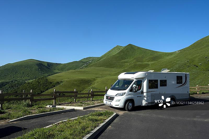 在奥弗涅火山自然公园多尔山脚下的房车，多姆山，奥弗涅-罗纳-阿尔卑斯，法国，欧洲图片素材