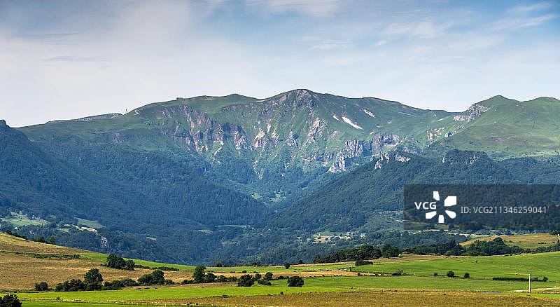 奥弗涅火山自然公园内的肖德富尔山谷风光图片素材