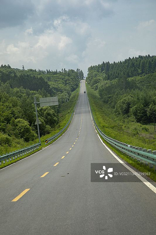 吉林省白山市山乡道路。图片素材