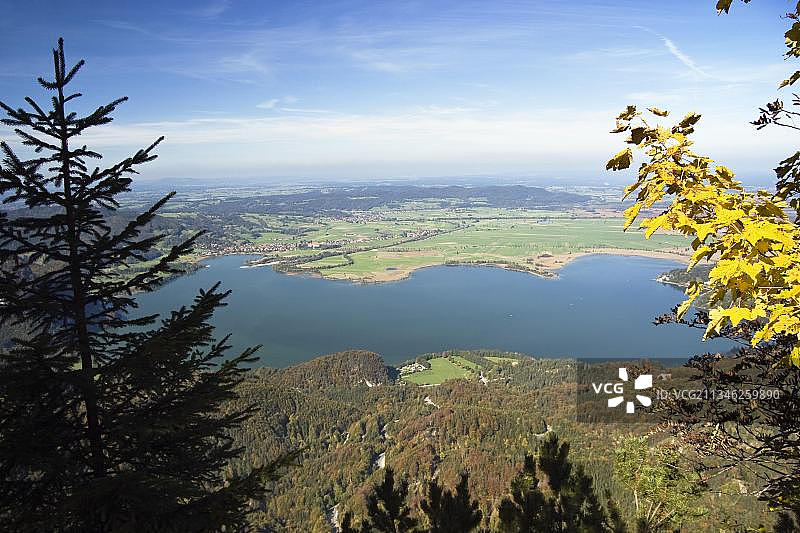 德国巴伐利亚科赫尔湖，从约赫贝格观看科赫尔湖的景色图片素材