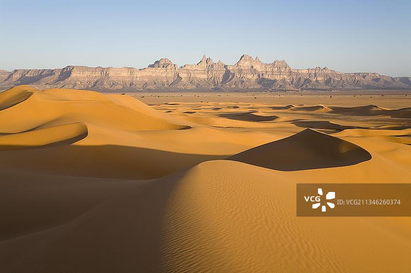 沙丘，位于伊迪宁山脉前，利比亚沙漠，撒哈拉，利比亚，非洲图片素材