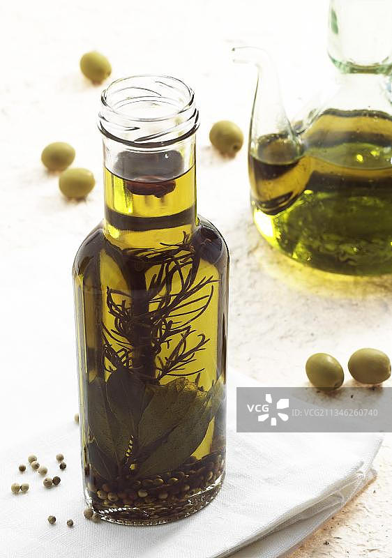 橄榄树与橄榄油瓶图片素材