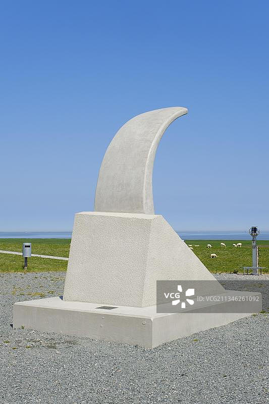 乌塔·格拉姆斯在观景沙丘上的雕塑作品《Woge retour》图片素材