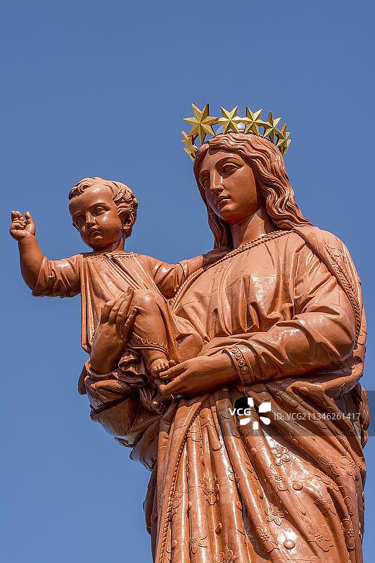 法国奥弗涅-罗讷-阿尔卑斯上卢瓦尔省勒皮昂韦莱的法国圣母院及科尔内耶岩石雕像图片素材