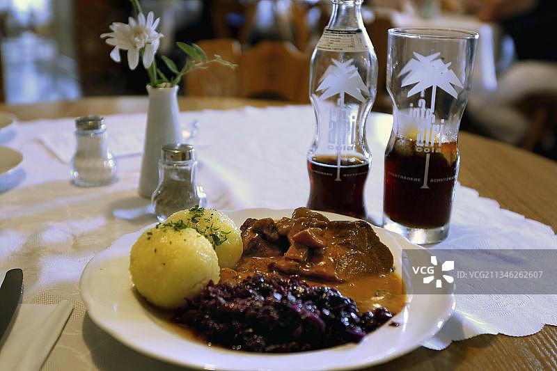 烤猪肉配红卷心菜和图林根饺子图片素材