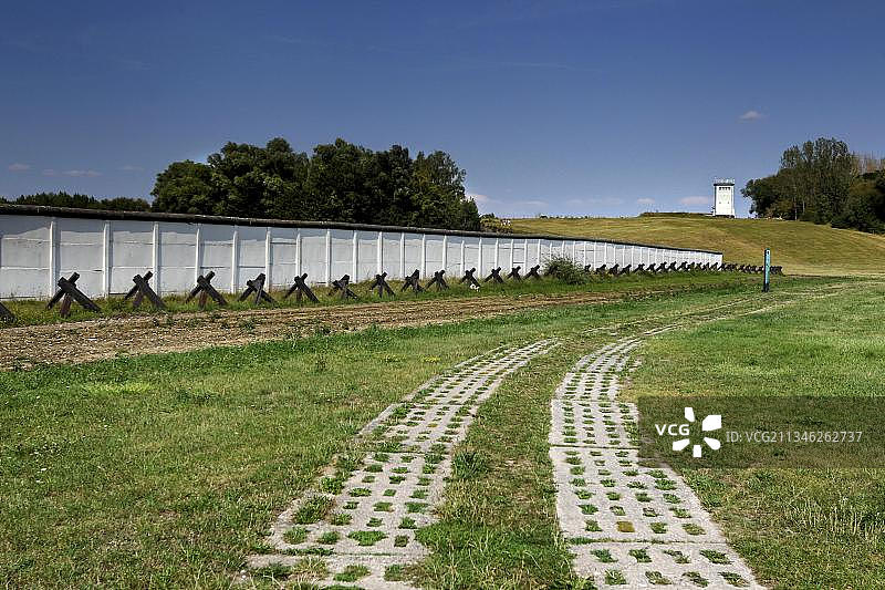 带有柱状小路、穿孔板小路、控制条的防御工事边框图片素材