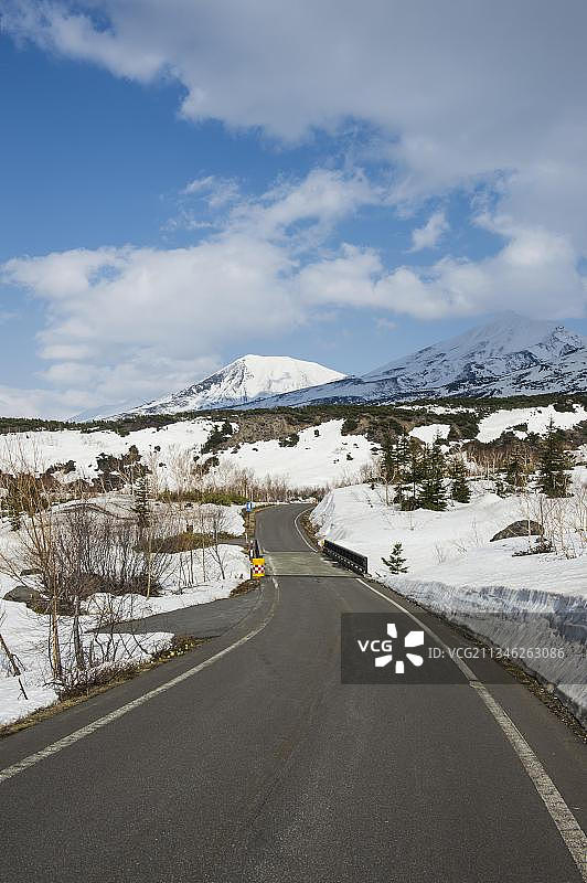通往日本北海道大雪山国家公园的道路图片素材