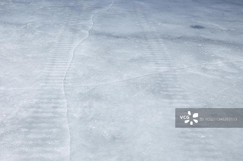 加拿大魁北克省圣劳伦斯河上的雪地摩托车印记图片素材