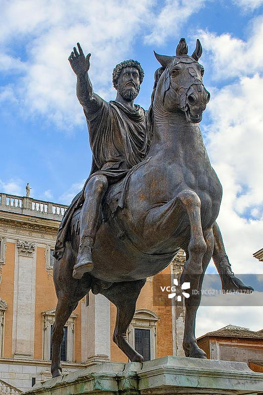 马可·奥勒留骑马雕像的青铜复制品，意大利罗马图片素材
