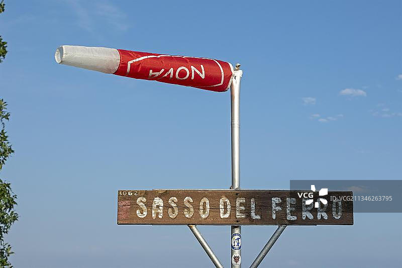 意大利伦巴第马焦雷湖拉韦诺萨索德尔费罗峰顶图片素材