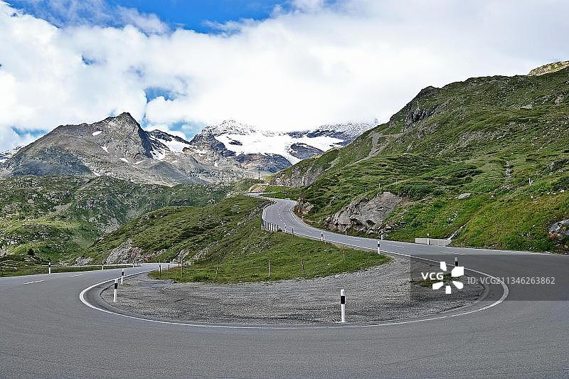 瑞士阿尔卑斯山脉的伯尔尼纳山口图片素材