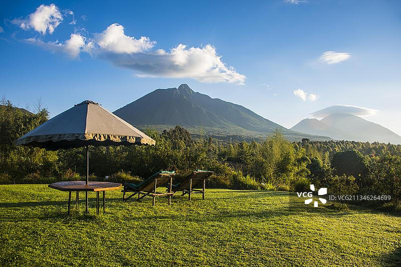 非洲卢旺达维龙加国家公园豪华酒店的遮阳伞和躺椅图片素材
