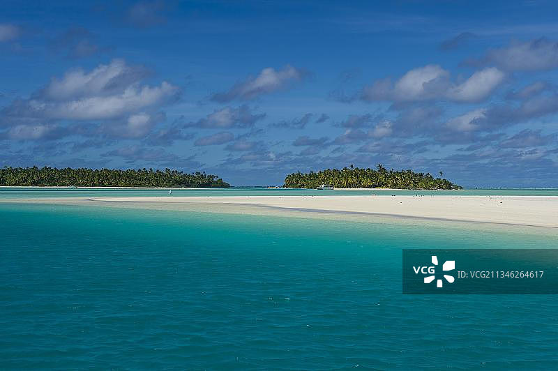 拉罗汤加岛和库克群岛艾图塔基泻湖的白色沙滩和棕榈树海滩图片素材